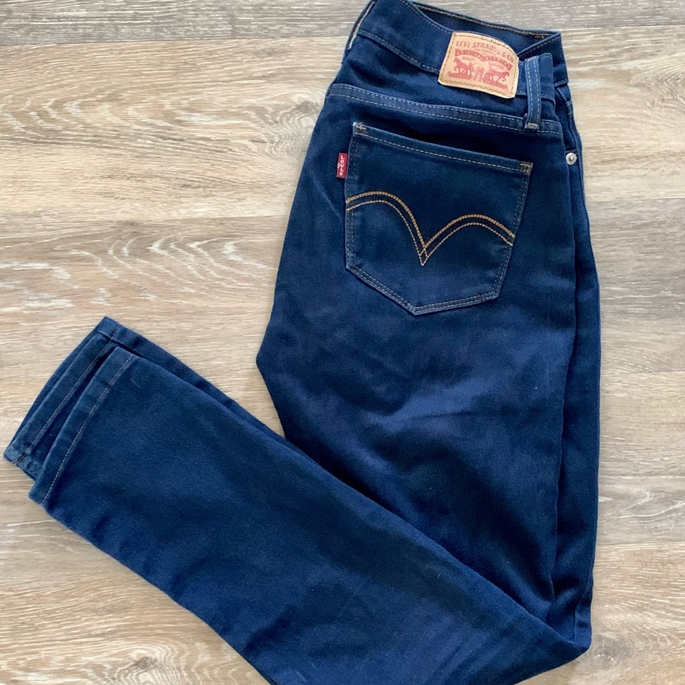 Levi 524 skinny jeans.